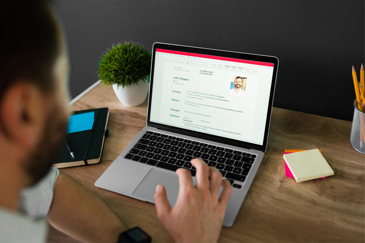 Foto de pessoa entregando colaborador