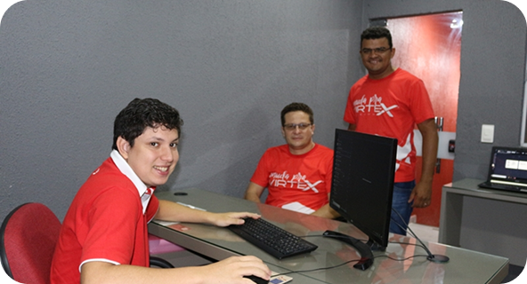 Foto de colaboradores da VirteX fazendo o X
